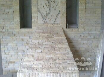 Стіна та консольний столик облицьовані природнім каменем