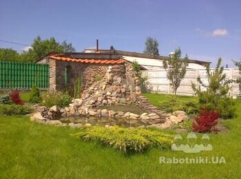 Фонтан з місцем для вирощування квітів та декоративною стіною