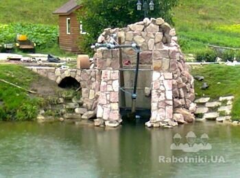 Влаштування декоративного водяного млина на штучному озері