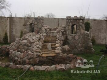 Зведення декоративного фонтану із каскадом з буту