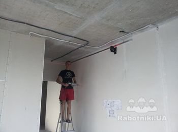 использование лазерного уровня в работе с потолком