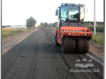 Эконом вариант
Асфальтная крошка – материал, образующийся после переработки асфальтовых покрытий содержащий битум.
Используется асфальтная крошка в качестве верхнего слоя при строительстве дорог 3-й категории, а также применяется для укрепления дорог.
Асфльтная крошка, полученная из асфальтового материала, может по праву считаться лучшим материалом для возведения дорог внутри дачных поселков, так как имеет не только небольшую, доступную большинству строительных компаний, стоимость