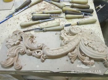 Центральная резная накладка на двери из ольхи