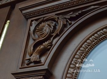 Резной угловой элемент на двери ( вид на готовых дверях)