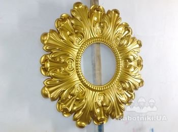 Золотое с патинированием резное зеркало в форме цветка