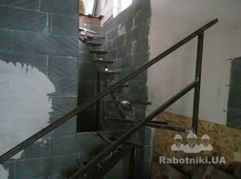 Металлокасс лестницы на центральном косоуре профтруба 100х100. "Хребцовая" открытого типа.