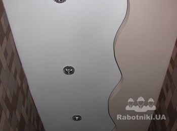Потолок в коридоре.