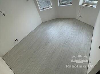Після. Єдиний масив ламінату на три кімнати з передпокоєм (сходовою кліткою) з примиканням до плитки в санвузлі.