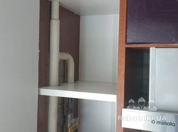 Газовая труба отлично прячется в кухонном шкафчике.