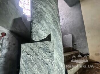 блакитно-сіра стіна з декоративною смугою

Назва: Фактурна декоративна штукатурка з ефектом натурального каменю / Travertino

Підпис:

Декоративне покриття з вираженою камяною фактурою. Вертикальний декоративний елемент підкреслює висоту приміщення та створює оригінальний акцент. Фактуру можна використовувати як самостійне оздоблення або поєднувати з іншими декоративними техніками.

Для пошуку Google:

* декоративна штукатурка травертин
* Travertino декоративна штукатурка
* декоративна штукатурка під натуральний камінь
* фактура натурального каменю на стіні
* декоративна штукатурка з рельєфом
* декоративна штукатурка Київ
