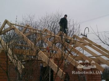 Кровля дачного домика. Установка стропил.