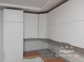 Кухня 
Фасады МДФ Пленочный Белый Матовый
Фрезеровка Рамка с Выборкой
LED подсветка 45°
ДСП Egger Дуб Канзас Коричневый 18мм
Кромка на видимых торцах 2мм, остальная 0.5мм
ДВП Кроношпан Белый
Столешница Egger Дуб Галифакс Натуральный
Подьемники BLUM Aventos HF
Направляющие BLUM Tandem
Петли BLUM со встроенным Blumotion (доводчик)
Сушка Inoxa рамочная
Плинтус Рехау Алюминий,
Цоколь Алюминий
Мусорные ведра Мюллер