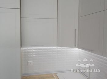 Кухня 
Фасады МДФ Пленочный Белый Матовый
Фрезеровка Рамка с Выборкой
LED подсветка 45°
ДСП Egger Дуб Канзас Коричневый 18мм
Кромка на видимых торцах 2мм, остальная 0.5мм
ДВП Кроношпан Белый
Столешница Egger Дуб Галифакс Натуральный
Подьемники BLUM Aventos HF
Направляющие BLUM Tandem
Петли BLUM со встроенным Blumotion (доводчик)
Сушка Inoxa рамочная
Плинтус Рехау Алюминий,
Цоколь Алюминий
Мусорные ведра Мюллер