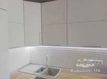 Кухня 
Фасады МДФ Пленочный Белый Матовый
Фрезеровка Рамка с Выборкой
LED подсветка 45°
ДСП Egger Дуб Канзас Коричневый 18мм
Кромка на видимых торцах 2мм, остальная 0.5мм
ДВП Кроношпан Белый
Столешница Egger Дуб Галифакс Натуральный
Подьемники BLUM Aventos HF
Направляющие BLUM Tandem
Петли BLUM со встроенным Blumotion (доводчик)
Сушка Inoxa рамочная
Плинтус Рехау Алюминий,
Цоколь Алюминий
Мусорные ведра Мюллер