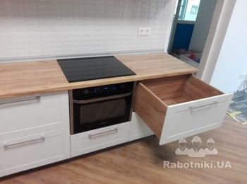 Кухня 
Фасады МДФ Пленочный Белый Матовый
Фрезеровка Рамка с Выборкой
LED подсветка 45°
ДСП Egger Дуб Канзас Коричневый 18мм
Кромка на видимых торцах 2мм, остальная 0.5мм
ДВП Кроношпан Белый
Столешница Egger Дуб Галифакс Натуральный
Подьемники BLUM Aventos HF
Направляющие BLUM Tandem
Петли BLUM со встроенным Blumotion (доводчик)
Сушка Inoxa рамочная
Плинтус Рехау Алюминий,
Цоколь Алюминий
Мусорные ведра Мюллер