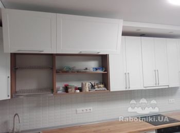 Кухня 
Фасады МДФ Пленочный Белый Матовый
Фрезеровка Рамка с Выборкой
LED подсветка 45°
ДСП Egger Дуб Канзас Коричневый 18мм
Кромка на видимых торцах 2мм, остальная 0.5мм
ДВП Кроношпан Белый
Столешница Egger Дуб Галифакс Натуральный
Подьемники BLUM Aventos HF
Направляющие BLUM Tandem
Петли BLUM со встроенным Blumotion (доводчик)
Сушка Inoxa рамочная
Плинтус Рехау Алюминий,
Цоколь Алюминий
Мусорные ведра Мюллер