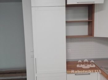Кухня 
Фасады МДФ Пленочный Белый Матовый
Фрезеровка Рамка с Выборкой
LED подсветка 45°
ДСП Egger Дуб Канзас Коричневый 18мм
Кромка на видимых торцах 2мм, остальная 0.5мм
ДВП Кроношпан Белый
Столешница Egger Дуб Галифакс Натуральный
Подьемники BLUM Aventos HF
Направляющие BLUM Tandem
Петли BLUM со встроенным Blumotion (доводчик)
Сушка Inoxa рамочная
Плинтус Рехау Алюминий,
Цоколь Алюминий
Мусорные ведра Мюллер