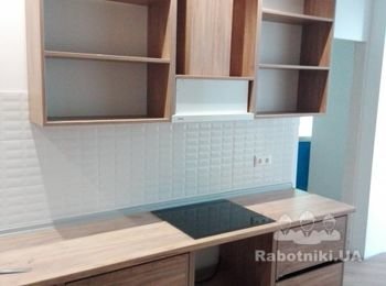 Кухня 
Фасады МДФ Пленочный Белый Матовый
Фрезеровка Рамка с Выборкой
LED подсветка 45°
ДСП Egger Дуб Канзас Коричневый 18мм
Кромка на видимых торцах 2мм, остальная 0.5мм
ДВП Кроношпан Белый
Столешница Egger Дуб Галифакс Натуральный
Подьемники BLUM Aventos HF
Направляющие BLUM Tandem
Петли BLUM со встроенным Blumotion (доводчик)
Сушка Inoxa рамочная
Плинтус Рехау Алюминий,
Цоколь Алюминий
Мусорные ведра Мюллер