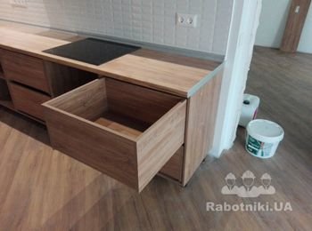 Кухня 
Фасады МДФ Пленочный Белый Матовый
Фрезеровка Рамка с Выборкой
LED подсветка 45°
ДСП Egger Дуб Канзас Коричневый 18мм
Кромка на видимых торцах 2мм, остальная 0.5мм
ДВП Кроношпан Белый
Столешница Egger Дуб Галифакс Натуральный
Подьемники BLUM Aventos HF
Направляющие BLUM Tandem
Петли BLUM со встроенным Blumotion (доводчик)
Сушка Inoxa рамочная
Плинтус Рехау Алюминий,
Цоколь Алюминий
Мусорные ведра Мюллер
