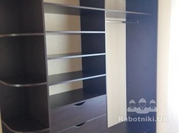 Шкаф купе гостинная. Этап 1
ДСП Кроношпан Венге Подлинный 18мм
Кромка по периметру.
Кромка на передних торцах и на нижних 2мм
Направляющие полного выдвижения
Фурнитура Хетих
Фасады выдвижных ящиков с вырезом под ручку смайл