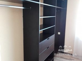 Шкаф купе Гостинная 2. 
ДСП Кроношпан Венге Подлинный 18мм.
Кромка по периметру.
Кромка на передних торцах и на нижних 2мм.
Направляющие полного выдвижения
Фурнитура Хетих.
Фасады выдвижных ящиков с вырезом под ручку смайл