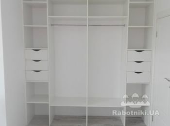 Шкаф купе ниша
ДСП Кроношпан Белый 18мм
Кромка по периметру
Снизу и на видимых торцах 2мм
Направляющие полного выдвижения
Вырез под ручку смайл
Фурнитура Хетих
Система Квадро Серебро
Ролики Премиум
Наполнение дверей Зеркало Серебро