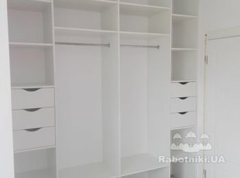 Шкаф купе ниша
ДСП Кроношпан Белый 18мм
Кромка по периметру
Снизу и на видимых торцах 2мм
Направляющие полного выдвижения
Вырез под ручку смайл
Фурнитура Хетих
Система Квадро Серебро
Ролики Премиум
Наполнение дверей Зеркало Серебро
