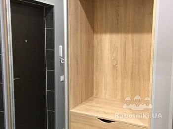 Шкаф купе прихожая
ДСП Кроношпан Дуб Сонома 18мм
Кромка на передних торцах 2мм
Задняя стенка ДСП Кроношпан Дуб Сонома 18мм
Фурнитура Хетих быстросьемная
Направляющие полного выдвижения
Вырез под ручку смайл
Монорельса
Профиль люкс
Ролики премиум
Наполнение двери зеркало серебро.