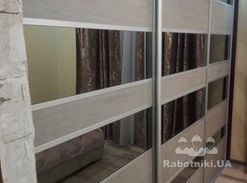 Шкаф купе Спальня. 
Система Люкс Серебро
Ролики Премиум
Наполнение Дверей ДСП CLEAF + Зеркало Графит
ДСП Кроношпан Венге Подлинный 18мм
Кромка по периметру
Кромка на передних торцах и на нижних 2мм.
Направляющие полного выдвижения
Фурнитура Хетих
Фасады выдвижных ящиков с вырезом под ручку смайл.