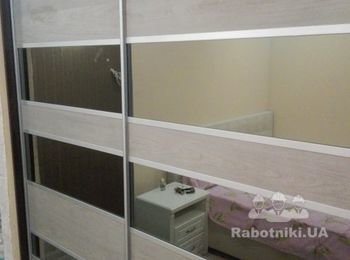 Шкаф купе Спальня. 
Система Люкс Серебро
Ролики Премиум
Наполнение Дверей ДСП CLEAF + Зеркало Графит
ДСП Кроношпан Венге Подлинный 18мм
Кромка по периметру
Кромка на передних торцах и на нижних 2мм.
Направляющие полного выдвижения
Фурнитура Хетих
Фасады выдвижных ящиков с вырезом под ручку смайл.