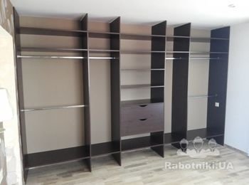Шкаф купе Спальня. 
Система Люкс Серебро
Ролики Премиум
Наполнение Дверей ДСП CLEAF + Зеркало Графит
ДСП Кроношпан Венге Подлинный 18мм
Кромка по периметру
Кромка на передних торцах и на нижних 2мм.
Направляющие полного выдвижения
Фурнитура Хетих
Фасады выдвижных ящиков с вырезом под ручку смайл.