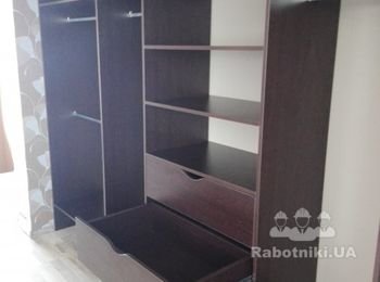 Шкаф купе Спальня. 
Система Люкс Серебро
Ролики Премиум
Наполнение Дверей ДСП CLEAF + Зеркало Графит
ДСП Кроношпан Венге Подлинный 18мм
Кромка по периметру
Кромка на передних торцах и на нижних 2мм.
Направляющие полного выдвижения
Фурнитура Хетих
Фасады выдвижных ящиков с вырезом под ручку смайл.