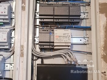 В этом щите смонтированы блоки питания LED подсветки, БП конвекторов, и ethernet switch.