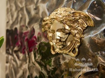На каждом зеркале - объёмная 50х60мм Медуза Версаче. Материал Медузы: покрытое золотом серебро либо слиток золота в массе (самый дорогой вариант).