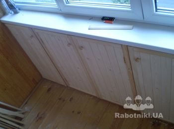 Шкафчик под балконом с выносом.