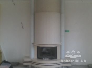 Камин с призматическим стеклом топки, облицовка мрамор