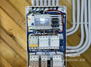 Будинок з деревяною опшивкою нагрудний електричний щит