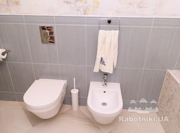 Подвесные унитаз и биде на несущем подвесном каркасе "GROHE" в сан узле частного дома.