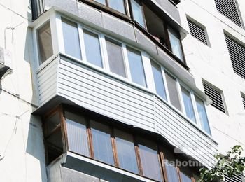 Остекление балкона с внешней обшивкой сайдингом