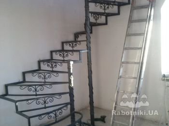Металлический каркас лестници.