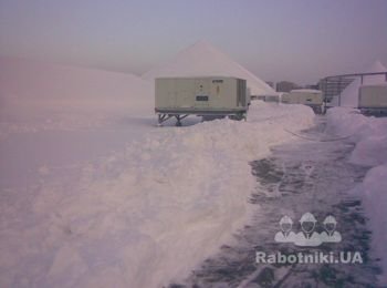 В вечернее время на кровле работали с подсветкой.