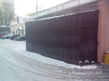 Делаем пристройки : магазинов,складов,технических помещений.На фотографии зделали пристройку к магазину для макулатуры и хранения мусорного бака.В этой конструкции стоит мусорник там где двери открываються на две стороны для удобства.А через перегородку помещение для макулатуры.Для удобства зделан отдельный вход с торца магазина.