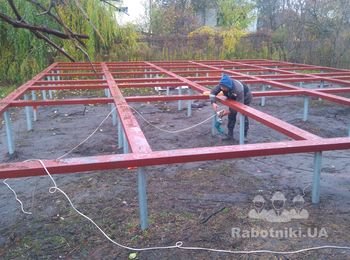 Монтаж винтовых свай установка ростверка из швеллера и профильной трубы.