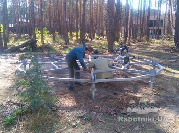 Монтаж свай под беседку