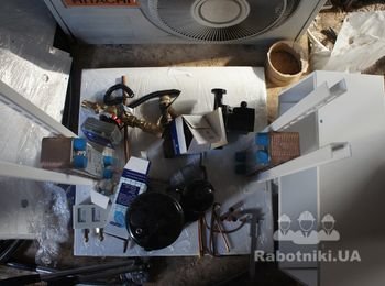 На данной модели опционально установлен тепловой счетчик. Он видн на фото слева вверху.