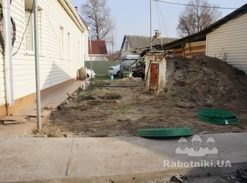 Тем временем закопали траншеи, собрали распределительный коллектор грунтового источника.