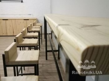 Стулья и большой рабочий стол в дизайн студии