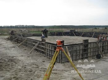 Устройство опалубки стен фундамента.