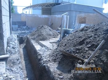 траншея для прокладки коммуникации