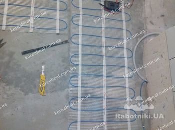 На этот раз мы столкнулись с задачею сделать теплый пол для ванны площадью 2 м2. Под покрытие плитка идеально подходит электрический кабель на мате Nexans Millimat 150. Он имеет защита от влаги и электромагнитного излучения